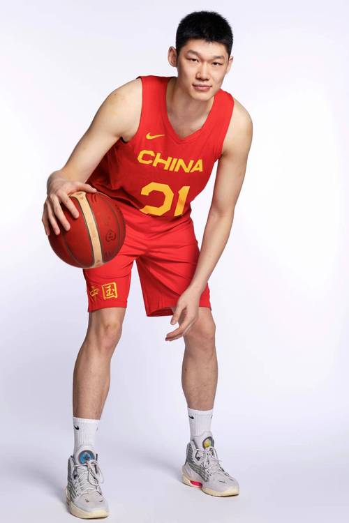 中国篮球运动员周琦简介